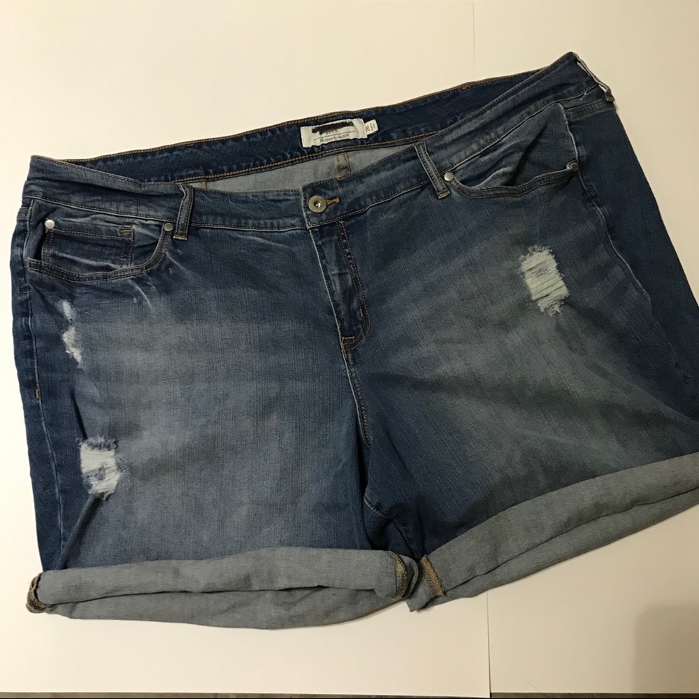 🔥  Torrid distressed denim shorts - 26